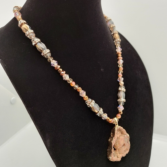 Glass bead necklace with natural geode pendant - Picture 3 of 8